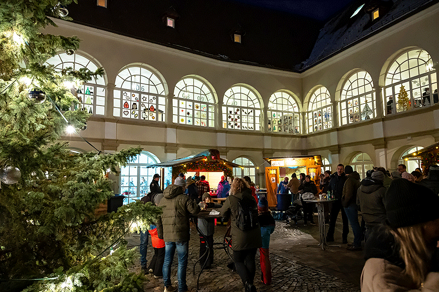 Christkindlmarkt auf Schloss Katzelsdorf; Stimmungsvoller Adventkalender in den Arkadenfenstern - Foto JoSt © 2023
